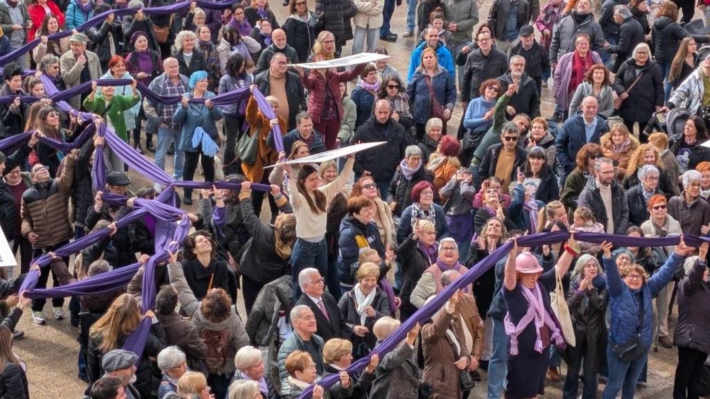 Actos por el 8M en la plaza de la Vila de Santa Coloma
