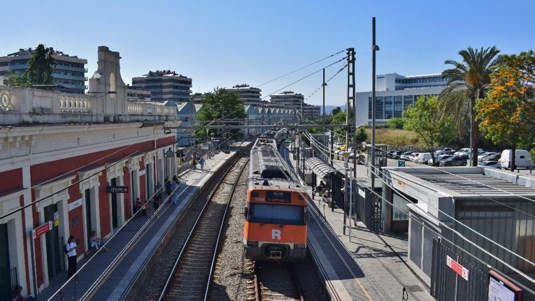 Tren de Rodalies circula por la estación de Cornellà