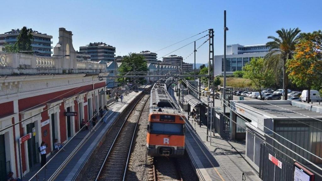 Tren de Rodalies circula per l'estació de Cornellà