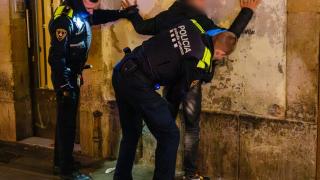 Agentes de la Guardia Urbana con un detenido