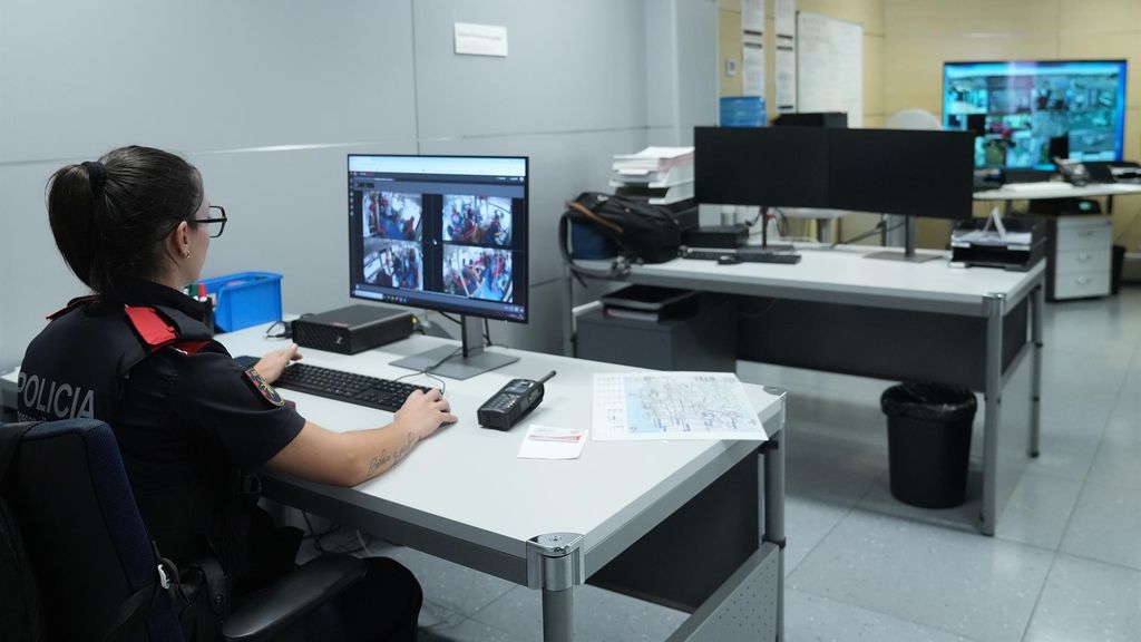 Una agent de mossos treballa al Centre de control de Transports Metropolitans de Barcelona (TMB)