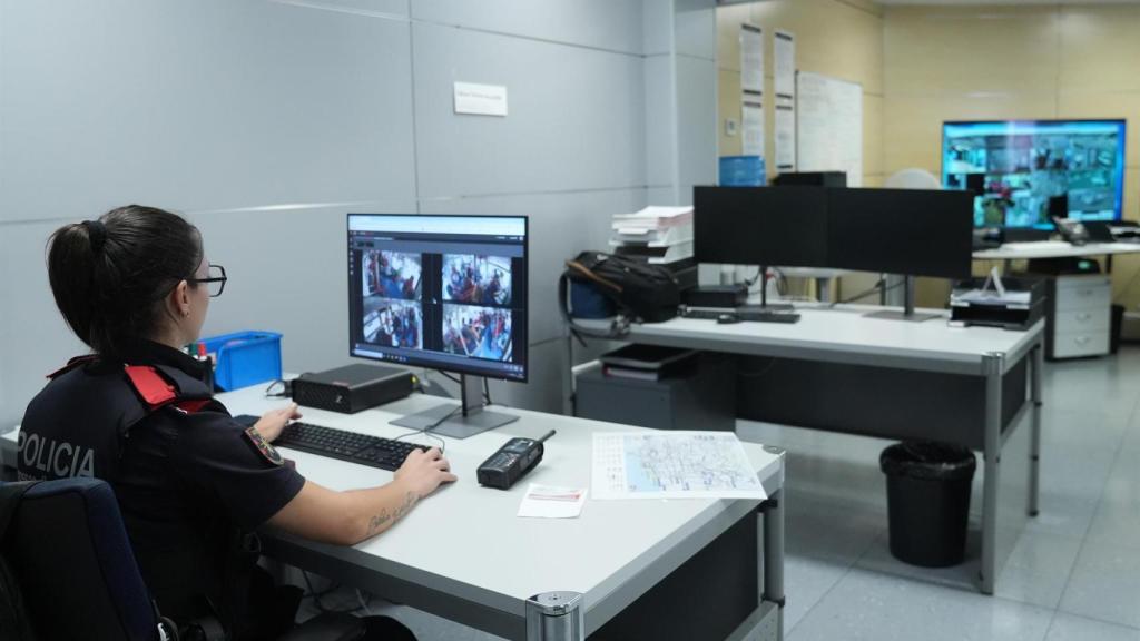 Una agente de mossos  trabaja en el Centro de control de Transportes Metropolitanos de Barcelona (TMB)