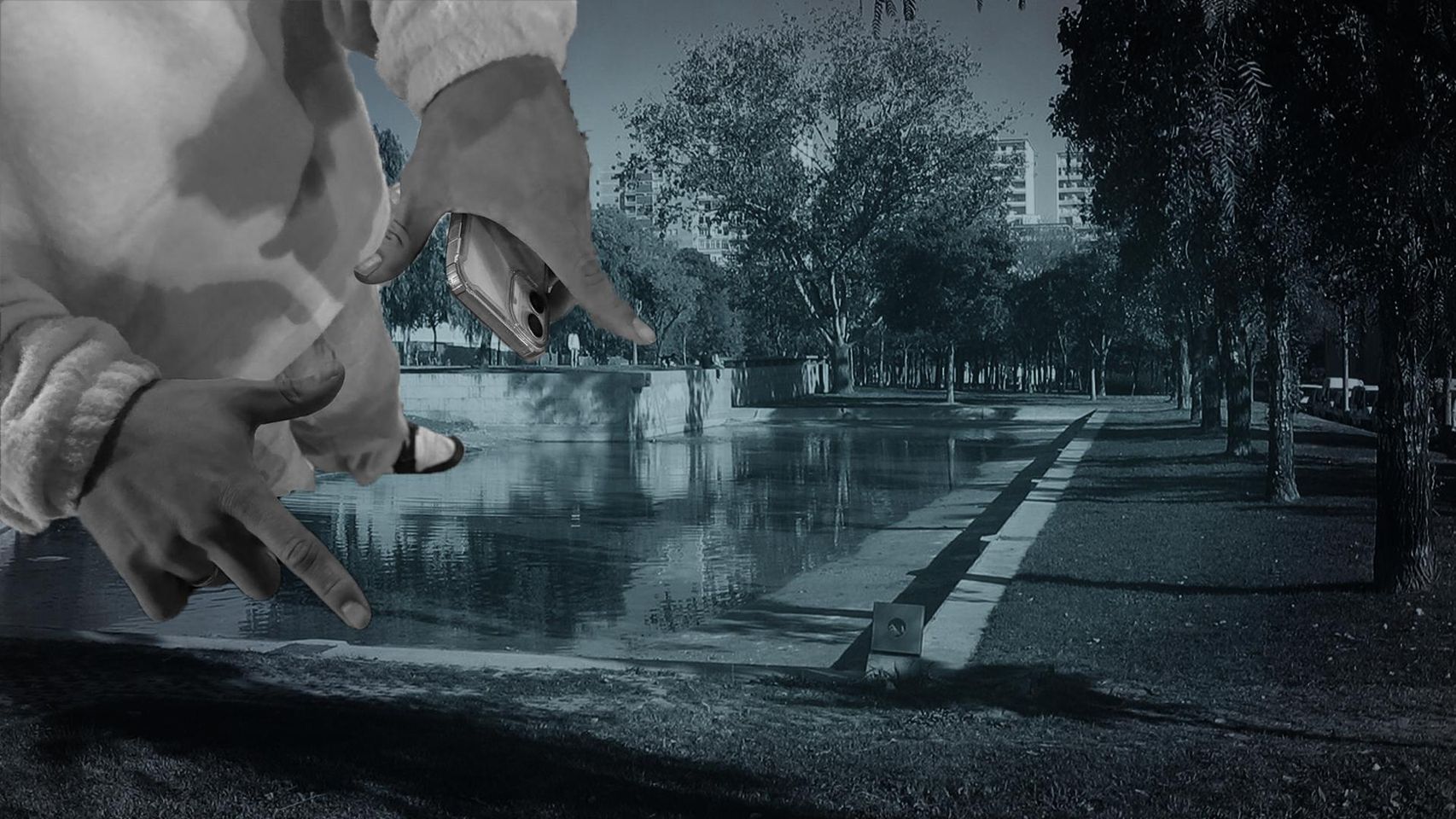Fotomontaje con una señal cargada de simbología entre bandas latinas y el parque de Sant Martí de fondo
