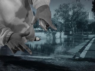 Fotomontaje con una señal cargada de simbología entre bandas latinas y el parque de Sant Martí de fondo