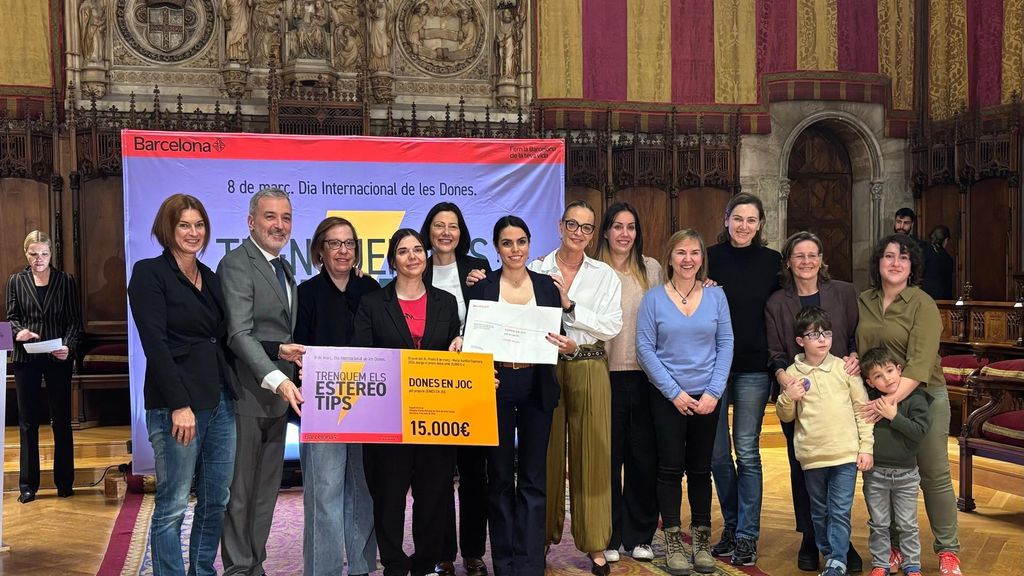 Collboni entrega el premio a la Associació Dones en Joc