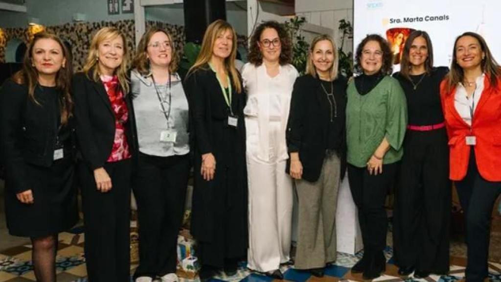 Dones en joc en imagen de archivo de redes sociales