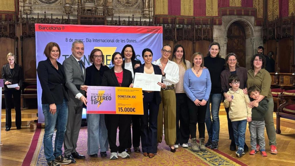 Collboni entrega el premio a la Associació Dones en Joc