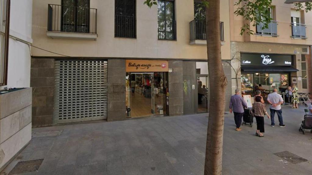 Exterior de la botiga Moda re- de Sant Andreu