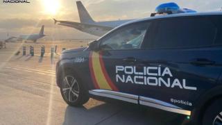 Vehículo de la Policía Nacional en el Aeropuerto de Barcelona en una foto de archivo