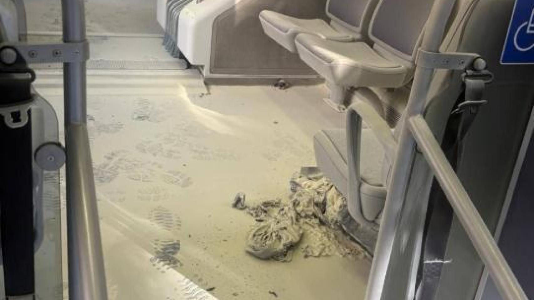 Imagen del incendio en un tren de Castelldefels