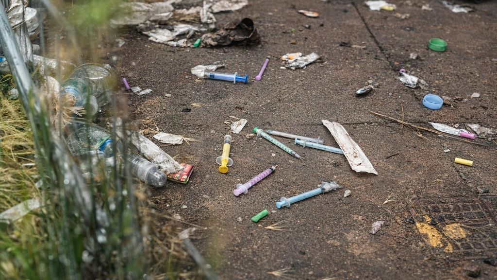 Imagen de archivo de jeringuillas usadas tiradas en la calle