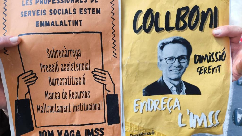Una manifestante sostiene un cartel durante la manifestación de los Servicios Sociales de Barcelona