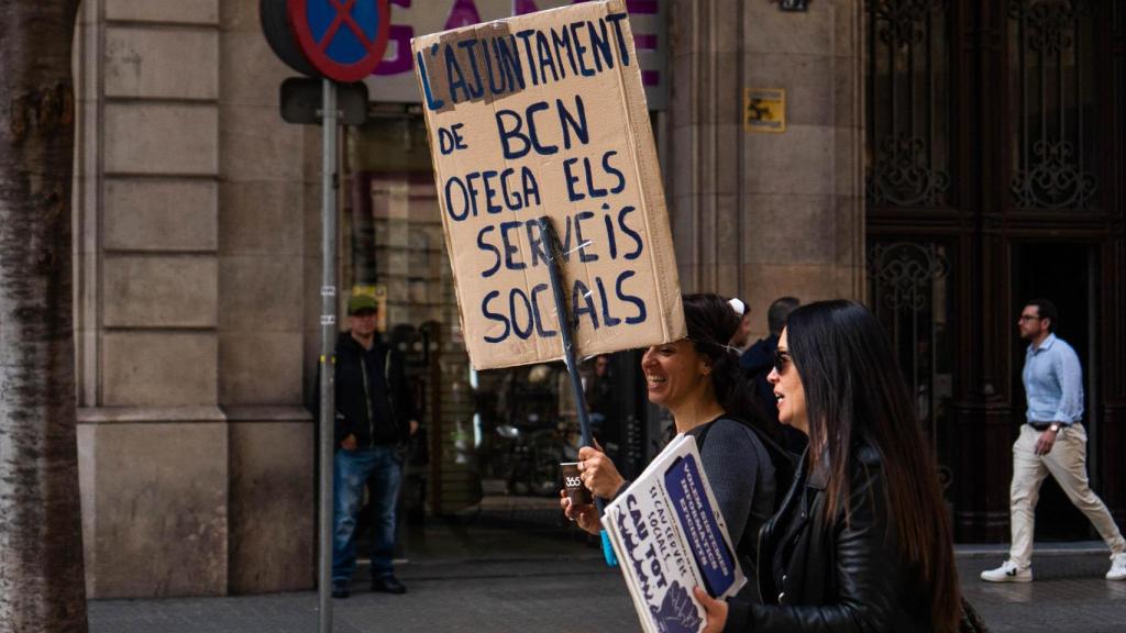 Manifestantes de los Servicios Sociales del Ayuntamiento de Barcelona