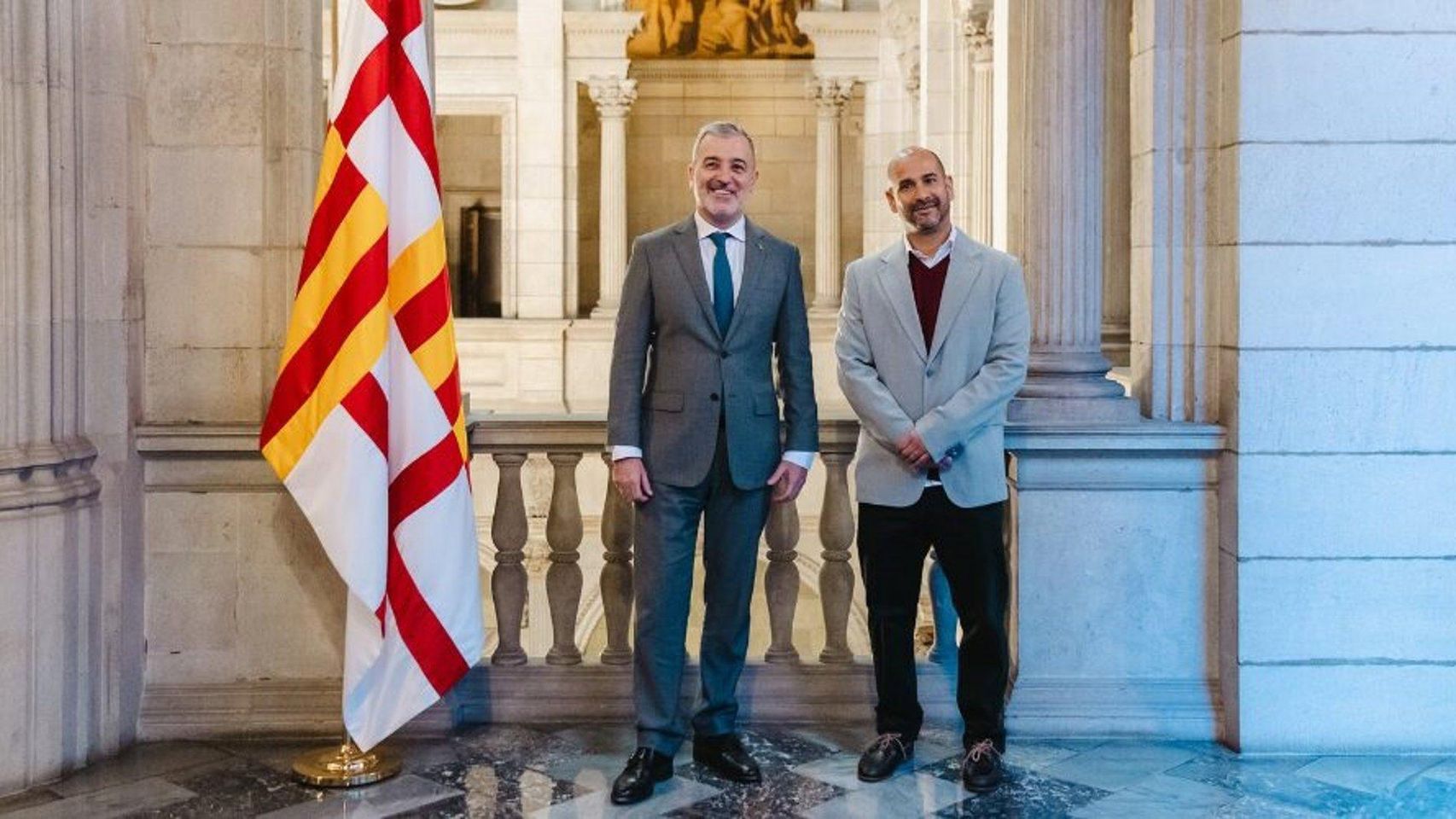 El alcalde de Barcelona, Jaume Collboni, y el nuevo comisionado de Relaciones Ciudadanas y Diversidad Cultural de Barcelona, Richard Sánchez