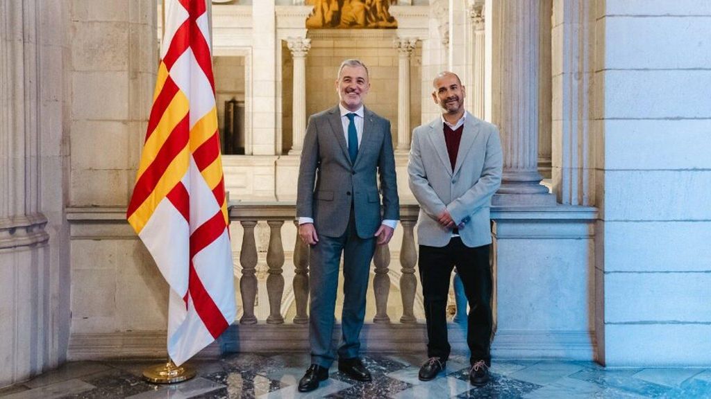 El alcalde de Barcelona, Jaume Collboni, y el nuevo comisionado de Relaciones Ciudadanas y Diversidad Cultural de Barcelona, Richard Sánchez