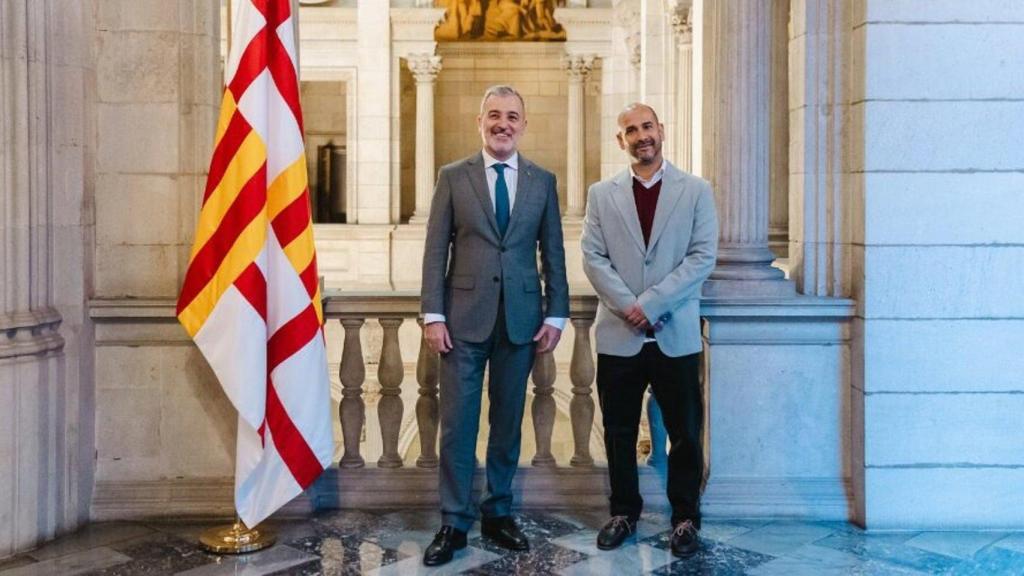 El alcalde de Barcelona, Jaume Collboni, y el nuevo comisionado de Relaciones Ciudadanas y Diversidad Cultural de Barcelona, Richard Sánchez