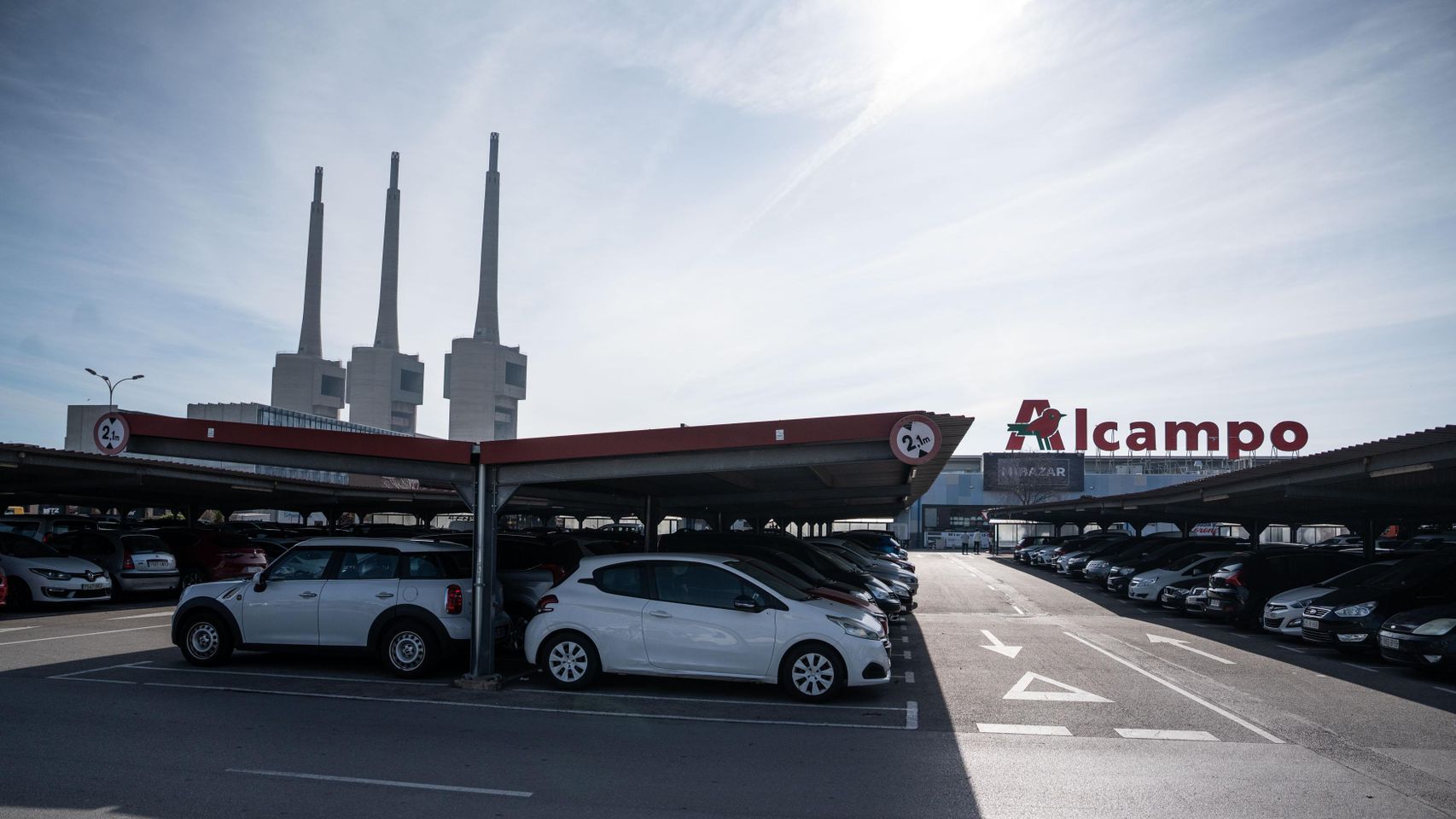 Exterior del Alcampo de Sant Adrià de Besòs, donde se instalará Inditex