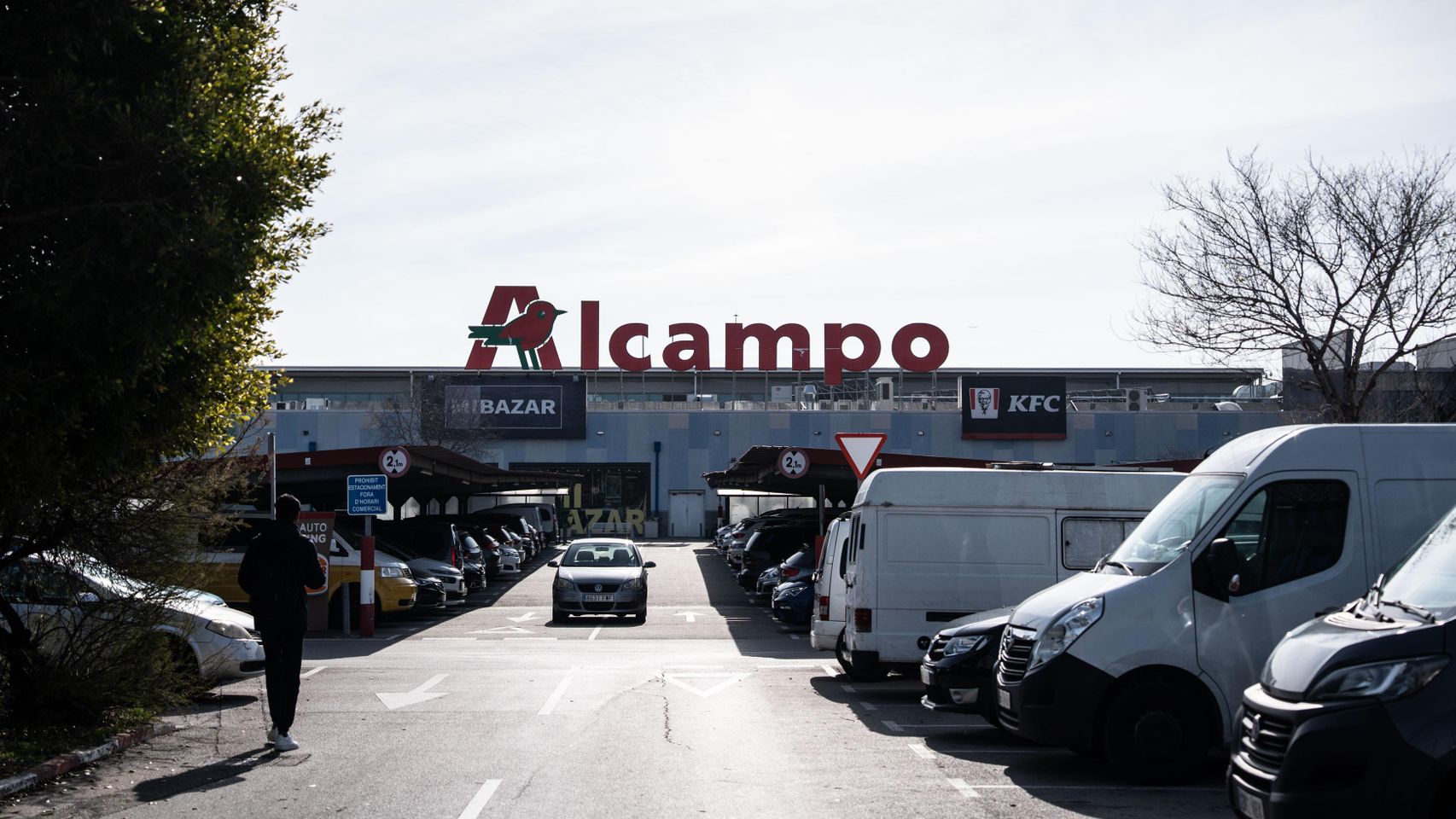 Exterior del Alcampo de Sant Adrià que se derribará con la llegada de Inditex