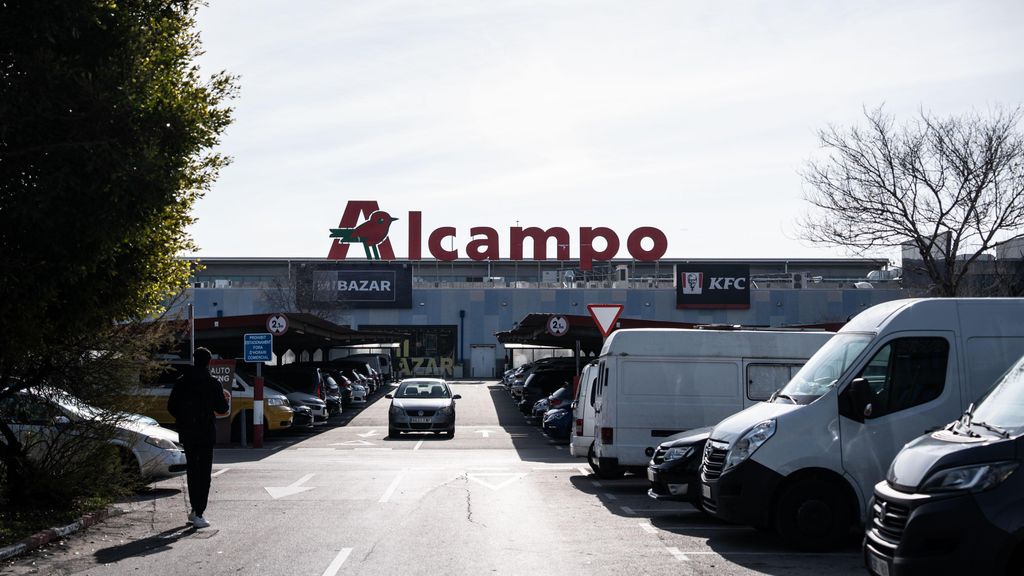 Exterior del Alcampo de Sant Adrià que se derribará con la llegada de Inditex
