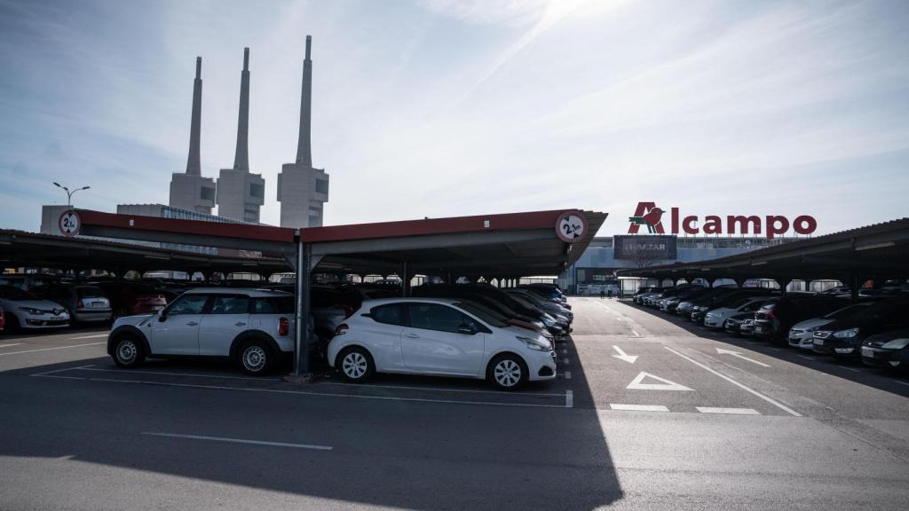 Exterior del Alcampo de Sant Adrià de Besòs, donde se instalará Inditex
