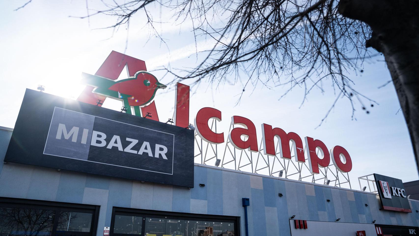 La entrada del actual Alcampo donde se levantarán las oficinas de Inditex