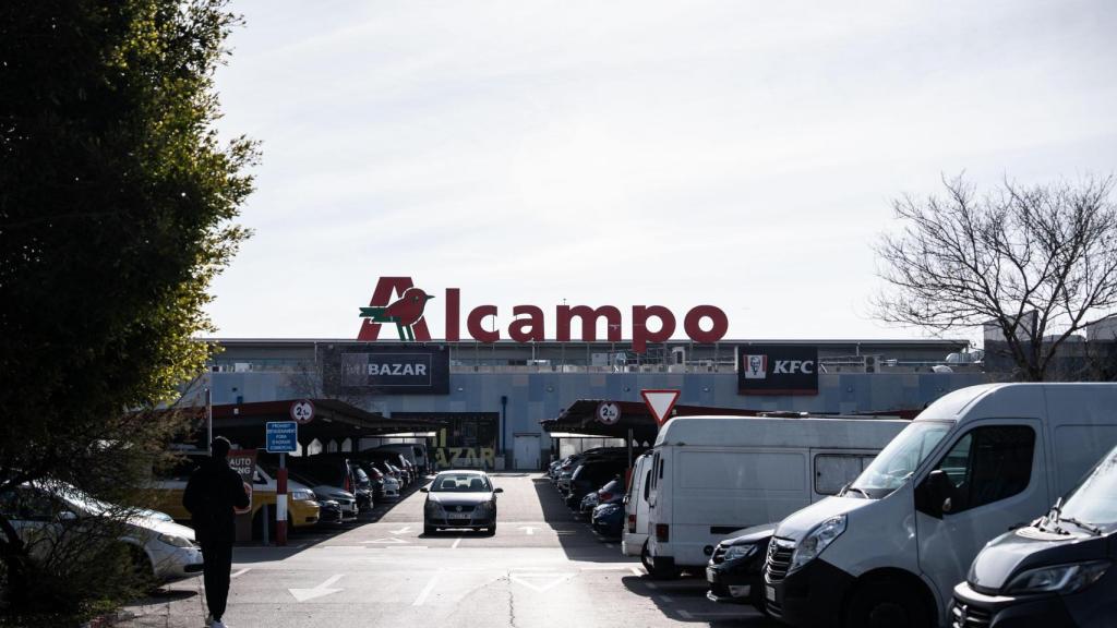 Exterior del Alcampo de Sant Adrià que se derribará con la llegada de Inditex