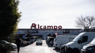 Opacidad y desamparo en Sant Adrià de Besòs: Alcampo "silencia" el cierre de sus locales ante el avance de Inditex