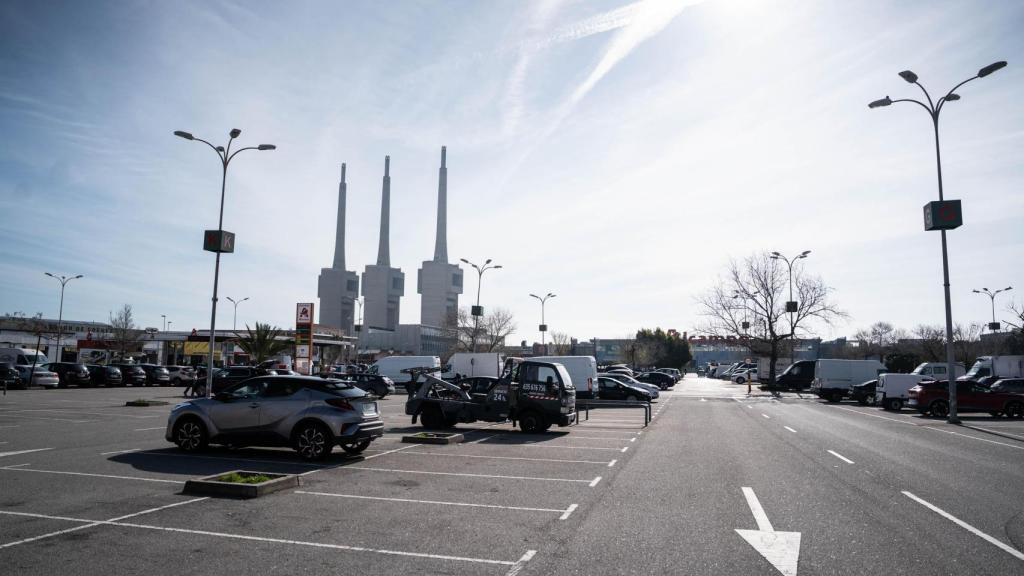 Parking del actual Alcampo donde se levantarán las oficinas de Inditex