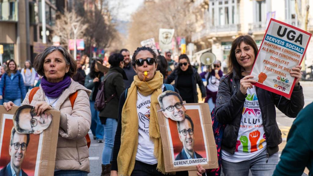 Manifestantes de los Servicios Sociales del Ayuntamiento de Barcelona