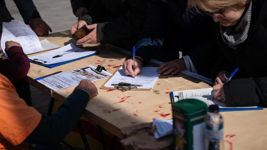 Recogida de firmas en L'Hospitalet