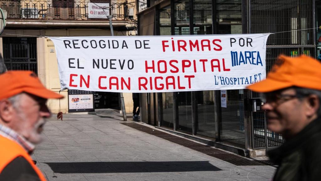 Cartel colocado en Collblanc por los pensionistas en L'Hospitalet