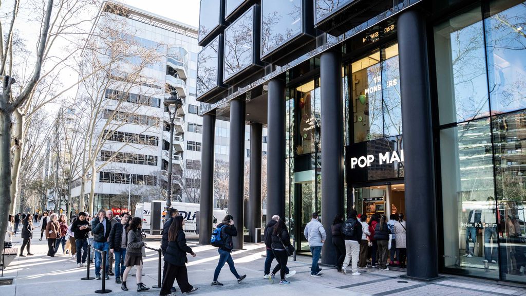 Una llarga cua de persones entra a la nova botiga de Pop Mart a l'avinguda Diagonal