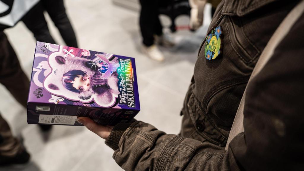 Una caixa sorpresa de la col·lecció Skullpanda a la nova botiga de Pop Mart a l'avinguda Diagonal