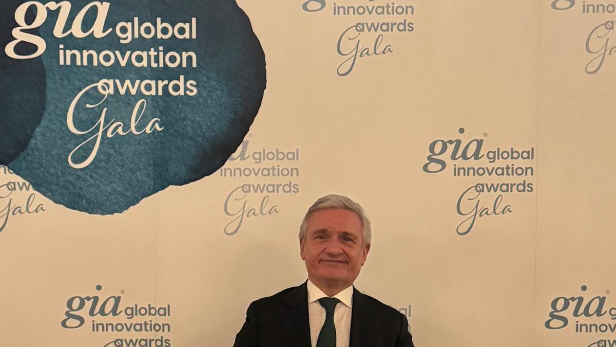 Ramón Segerra, actual dueño de la Droguería Rovira posando junto al premio