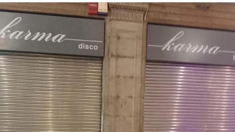 L'exterior de la discoteca Karma de la plaça Reial