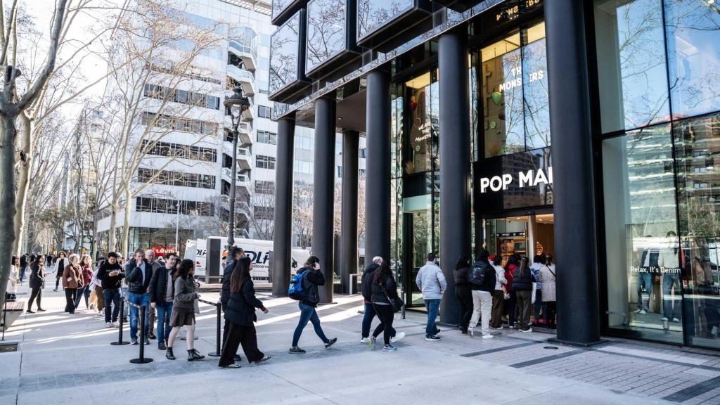 Una larga cola de personas entra en la nueva tienda de Pop Mart en la avenida Diagonal