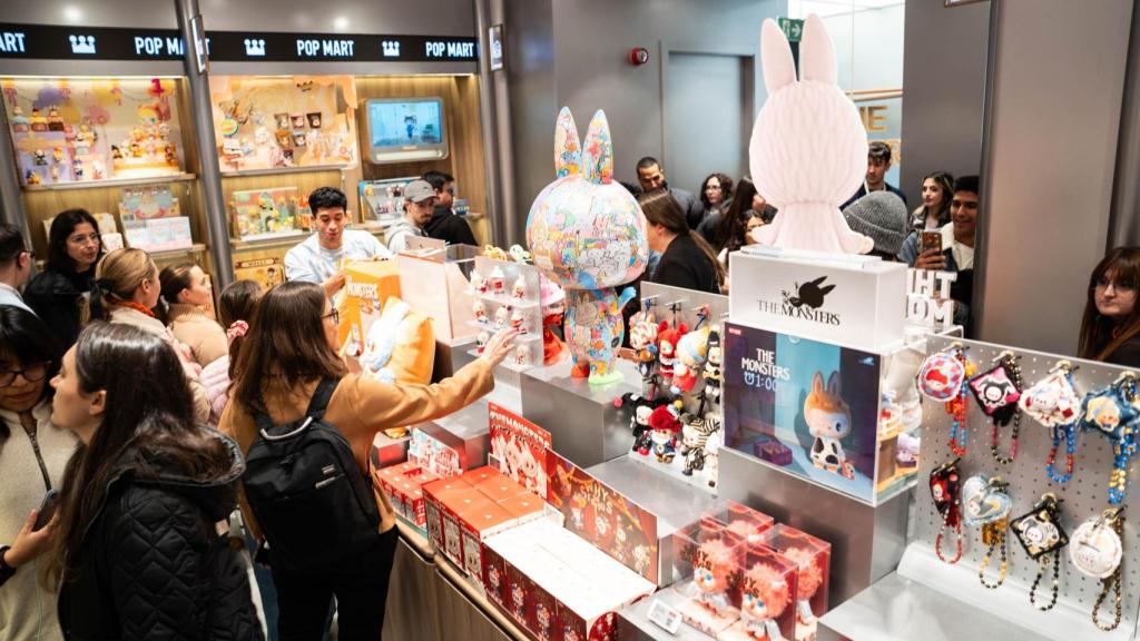 Interior de la tienda de Pop Mart en la avenida Diagonal