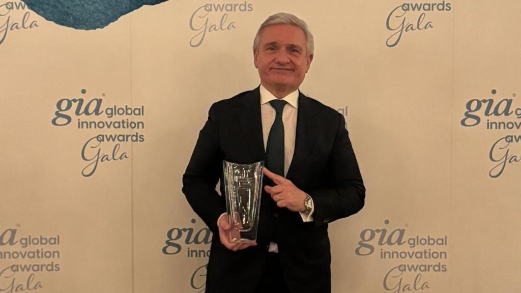 Ramón Segerra, actual dueño de la Droguería Rovira posando junto al premio