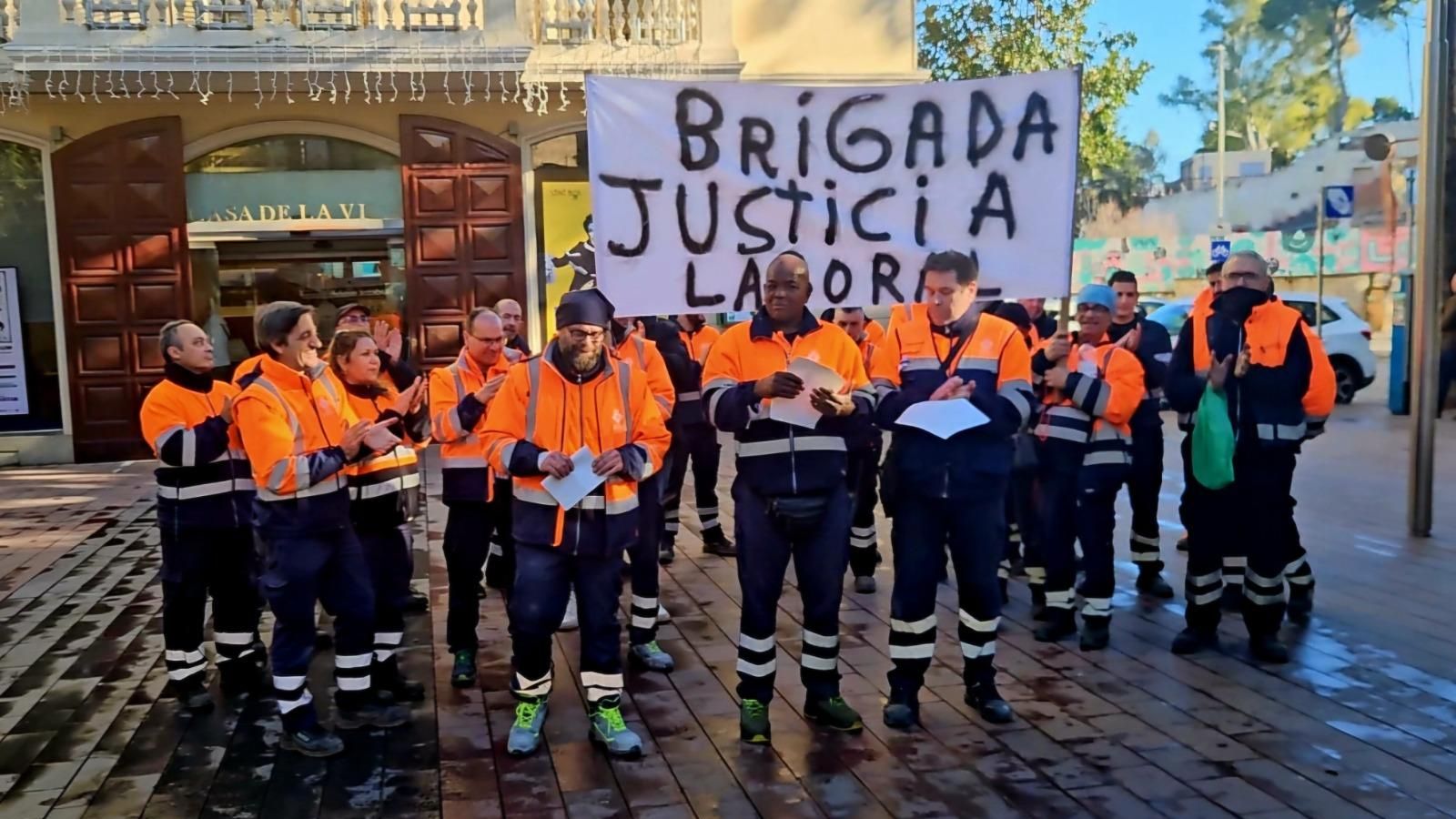 Los trabajadores de las brigadas de mantenimiento de Sant Boi, durante una manifestación