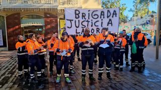 Les brigades de manteniment de Sant Boi es planten davant l'ajuntament per la millora de les seves condicions laborals