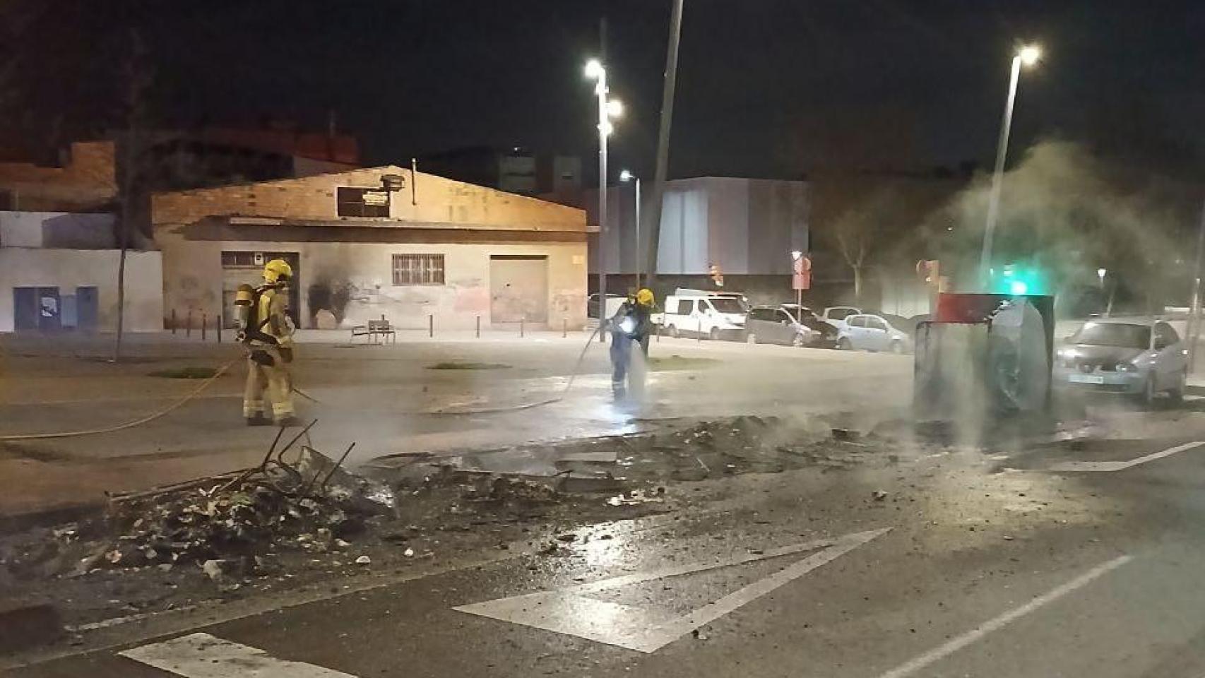 Imagen del incendio en Sabadell con cinco contenedores calcinados