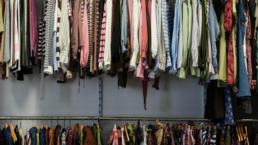Ropa de exposición en el nuevo hub de Shein