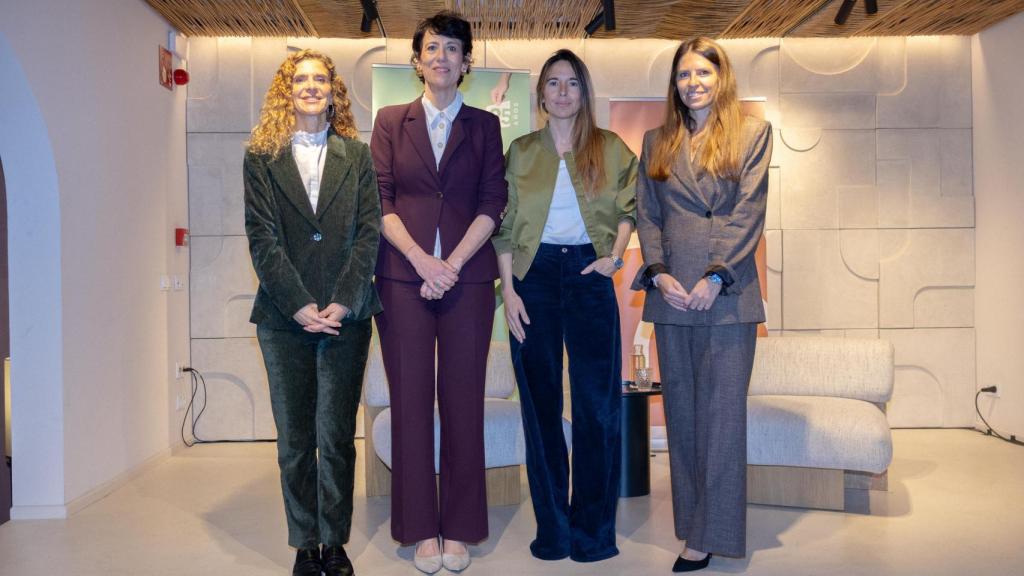 Eva Vila-Massanes, Elma Saiz, Beatriz de Vicente y Andra Vasiu en el encuentro celebrado en Juno House