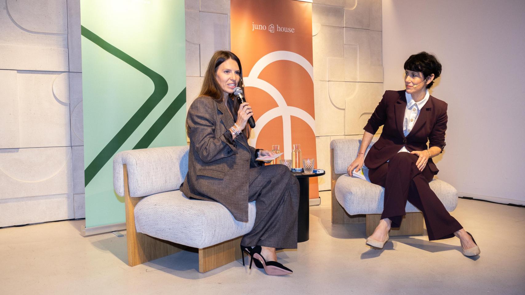La ministra de Inclusión, Seguridad Social y Migraciones, Elma Saiz, junto a la directora de Political Intelligence Barcelona, Andra Vasiu, en el encuentro celebrado en Juno House