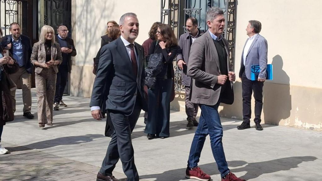 Los alcaldes de Barcelona y L'Hospitalet, Jaume Collboni y David Quirós, tras el encuentro para tratar la Comisión Bilateral