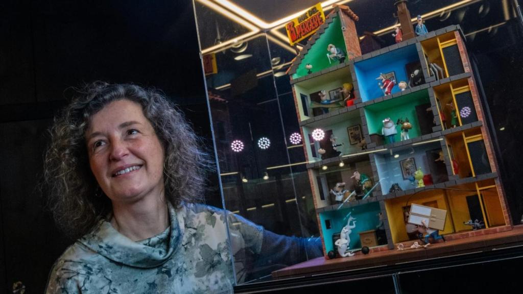 Nuria Ibáñez junto a uno de los dioramas en homenaje a su padre, el dibujante e historietista, Francisco Ibáñez