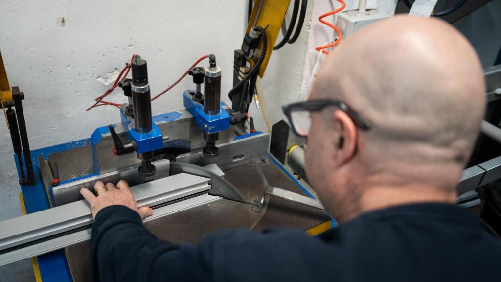 Igancio del Olmo, carpintero trabajando en su taller en Barcelona