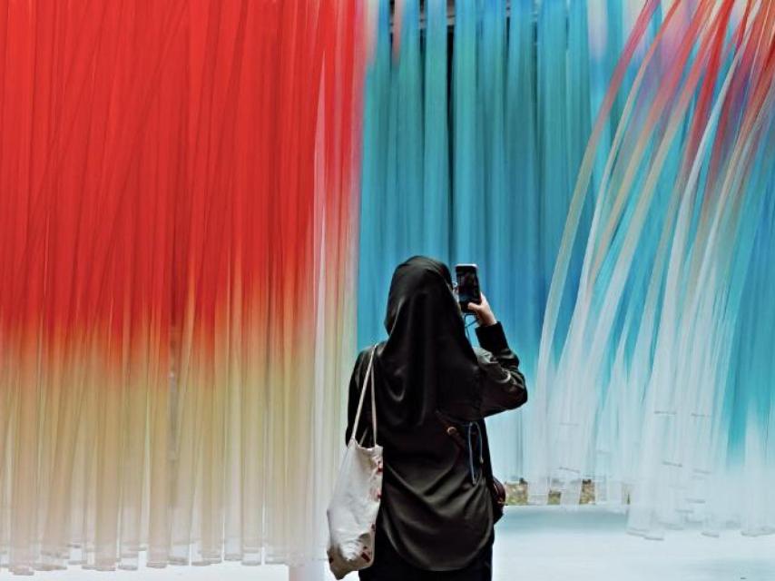 Visitante en una muestra de Fuorisalone