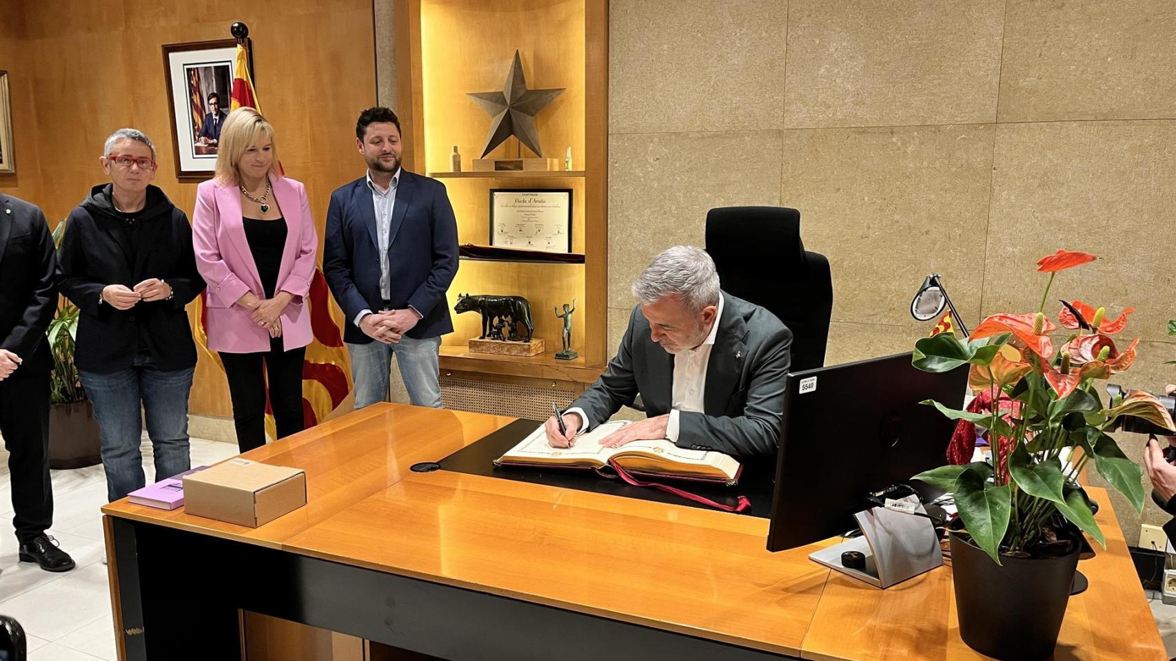 El alcalde de Barcelona firma el libro de honor de Tarragona.