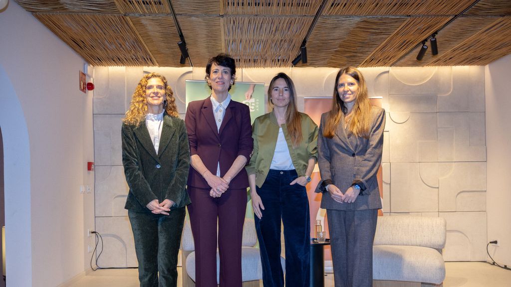Eva Vila-Massanes, Elma Saiz, Beatriz de Vicente i Andra Vasiu a la trobada celebrada a Juno House
